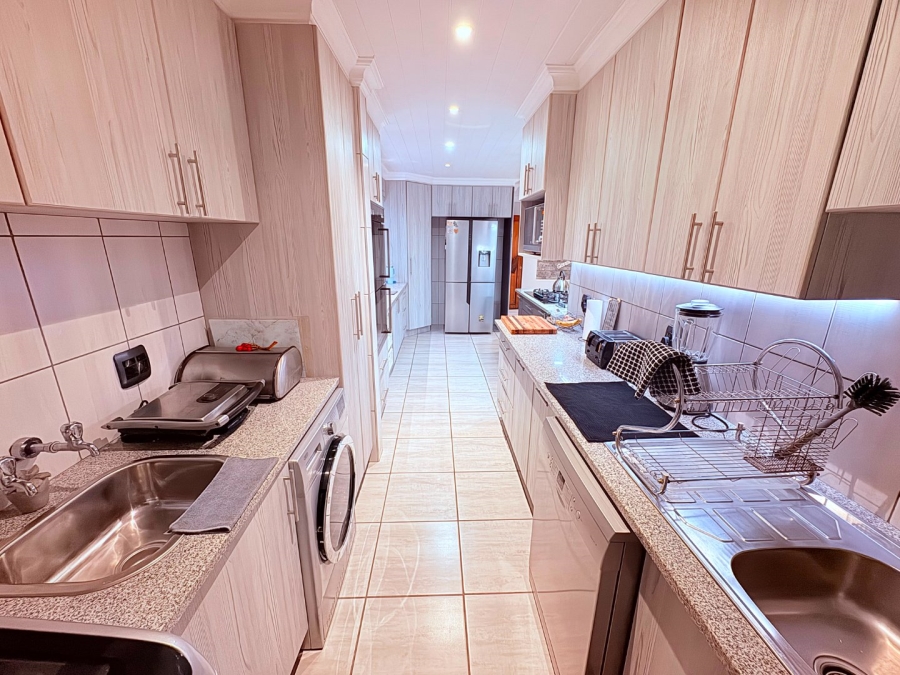 5 Bedroom Property for Sale in Reebok Western Cape